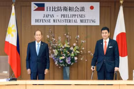 Les ministres de la Défense des Philippines et du Japon s'entretiennent