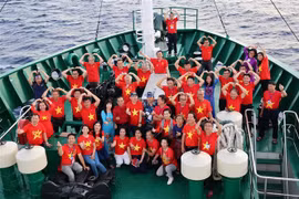 Des Vietnamiens d'outre-mer visitent Truong Sa et la plate-forme DK1