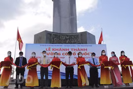Inauguration d’une rue couverte de drapeau national sur le littoral de Quy Nhon