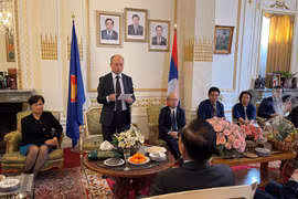 L'Ambassade du Vietnam en France félicite la fête Bun Pi May du Laos