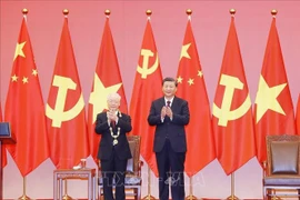 Le secrétaire général Nguyên Phu Trong reçoit l’Ordre de l’Amitié de la Chine