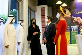 L’Émir de Dubaï visite la Maison des expositions du Vietnam à l’Expo 2020 Dubaï