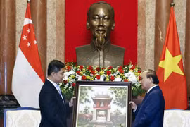 Le président Nguyen Xuan Phuc rencontre le président du parlement de Singapour Tan Chuan-Jin
