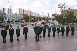 La délégation vietnamienne à Army Games offre des fleurs au Monument du Président Ho Chi Minh