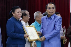 Le Laos honore les gagnants du concours d'écriture sur les relations spéciales avec le Vietnam