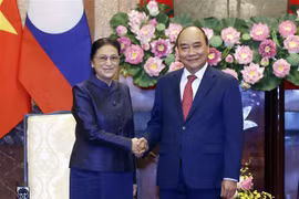 Le président Nguyen Xuan Phuc reçoit la vice-présidente lao Pany Yathoto