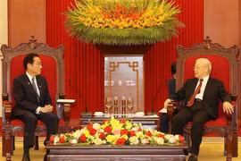 Le secrétaire général du Parti Nguyen Phu Trong reçoit le PM japonais Kishida Fumio