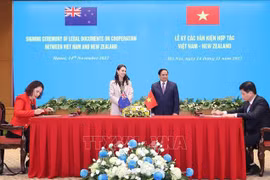Vietnam-Nouvelle-Zélande: les PM assistent à la signature de documents de coopération