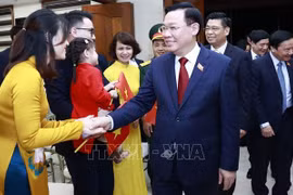 Le président de l’Assemblée nationale visite l’ambassade du Vietnam aux Philippines