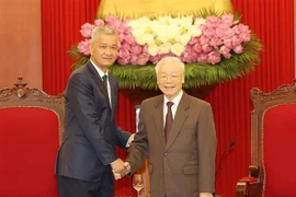 Le SG du Parti Nguyen Phu Trong reçoit le secrétaire du Comité municipal du Parti de Vientiane 