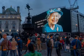 Ouverture du registre de deuil à la mémoire de la reine Elizabeth II à Hanoï et HCM-Ville