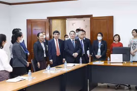 Le vice-président de l’AN Nguyen Duc Hai visite une classe de langue vietnamienne à Vientiane