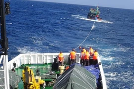 Un bateau de pêche en détresse remorqué en toute sécurité à terre