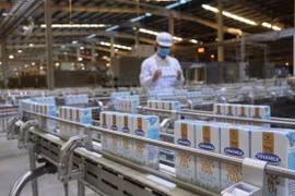 L'ambassadeur des États-Unis au Vietnam se rend dans la laiterie de Vinamilk à Can Tho