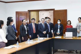 Le vice-président de l’AN Nguyen Duc Hai visite une classe de langue vietnamienne à Vientiane