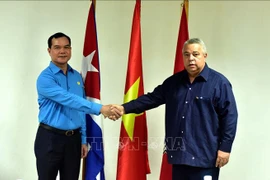 Une délégation de la Confédération générale du Travail en visite à Cuba