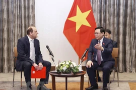 Le président de l’AN Vuong Dinh Hue reçoit des dirigeants de certaines entreprises hongroises