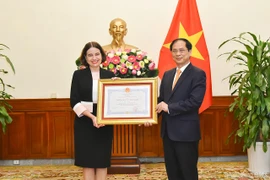 L’ambassadrice d’Australie reçoit l’Ordre de l’Amitié