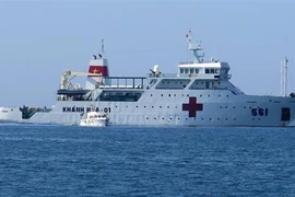 Un navire-hôpital de la Marine vietnamienne offre des examens médicaux gratuits à Phu Yen