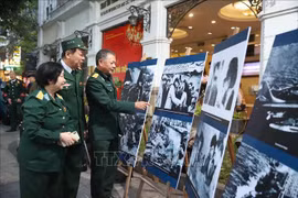 Activités célèbrant les 50 ans de la victoire «Hanoï-Diên Biên Phu aérien» à l’ancien quartier de Hanoï