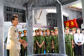 Une exposition rend hommage aux héros de guerre et aux martyrs de la prison de Hoa Lo