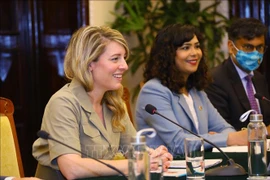 La ministre canadienne des AE se rend à l'Université Thai Nguyen