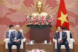 Le président de l’AN Vuong Dinh Hue reçoit le secrétaire du Comité municipal du Parti de Vientiane 