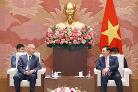 Le président de l’AN Vuong Dinh Hue reçoit le secrétaire du Comité municipal du Parti de Vientiane 
