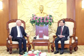 Le président de la Commission économique du Comité central du Parti, Tran Luu Quang (droite), et le professeur Klaus Schwab, le 7 octobre à Hanoï . Photo: VNA