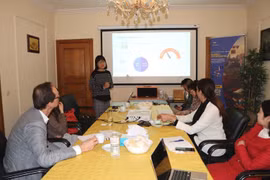 Nguyen Bich Diep, représentante de BVA, présente la culture, les coutumes et la cuisine vietnamiennes. Photo: VNA