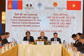 Le secrétaire général du Parti communiste du Vietnam et président vietnamien, To Lam (au milieu), rencontre des représentants d'organisations économiques de premier plan de Mongolie. Photo: VNA