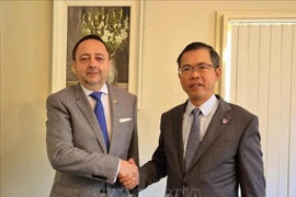 L'ambassadeur du Vietnam en Australie, Pham Hung Tam, et son homologue équatorien, Arturo Cabrera-Hidalgo. Photo: VNA