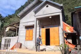 Une nouvelle maison est construite dans le cadre du programme d'élimination des logements temporaires et délabrés dans tout le pays. Photo: VNA