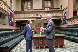 L'ambassadeur vietnamien en Australie, Pham Hung Tam (gauche), et le président de l'Assemblée législative Greg Piper. Photo: VNA