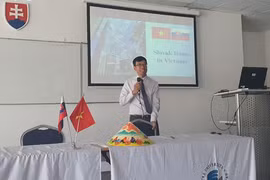 L'ambassadeur du Vietnam en Slovaquie, Nguyen Tuan, souligne l'importance du programme de camps d'été. Photo: VOV