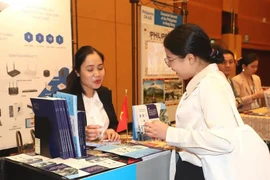 Vu Thi Thuy, consule générale adjointe du Vietnam et cheffe du Bureau commercial du Vietnam à Hong Kong et à Macao (Chine), présente des potentiels du Vietnam à une visiteuse. Photo: VNA