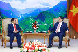 Le Premier ministre Pham Minh Chinh (droite) et Khamphan Phommathat, président de la Commission de contrôle du CC du PPRL, chef du Comité central de prévention et de lutte contre la corruption, inspecteur général de l’État du Laos. Photo: VNA