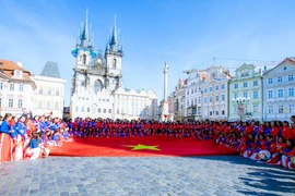 Les femmes vietnamiennes portent l'ao dai à Prague, en République tchèque. Photo: VNA