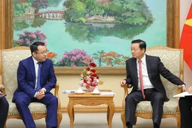 Le vice-Premier ministre Tran Hong Ha (droite) reçoit Gan Jiayue, PDG du groupe chinois Geely Auto, le le 23 septembre à Hanoï. Photo: VNA