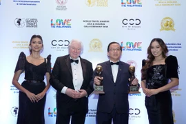Graham Cooke (deuxième à gauche), fondateur des World Travel Awards, remet un prix au vice-président de Vietjet, Do Xuan Quang (deuxième à droite). Photo : Vietjet