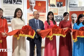 Des délégués coupent la bande d'inauguration de l'exposition. Photo: VNA