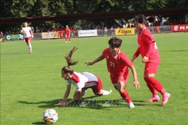 Le match entre l'équipe féminine de football du Vietnam (maillot rouge) et le club FK Pardubice. Photo: VNA