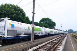 Un train transportant les 16 réservoirs ISO contenant du GNL du Sud vers le Nord. Photo : PV Gas 