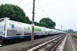 Un train transportant les 16 réservoirs ISO contenant du GNL du Sud vers le Nord. Photo : PV Gas 