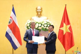 Le ministre costaricain du Commerce extérieur, Rica Manuel Tovar (gauche), remet au ministre de l'Industrie et du Commerce, Nguyen Hong Dien, une note sur la reconnaissance par son pays du statut d'économie de marché du Vietnam. Photo: qdnd.vn