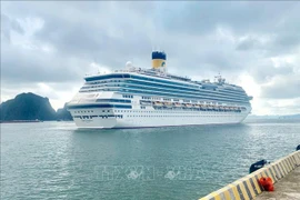 Le paquebot Costa Serena visite la baie d'Ha Long. Photo: VNA