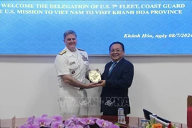 Un représentant de la 7e flotte américaine, l'USS Blue Ridge offre un cadeau au responsable de la province de Khanh Hoa. Photo : VNA