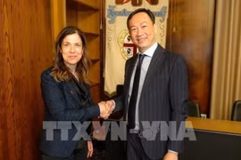 L'ambassadeur du Vietnam en Italie, Duong Hai Hung, et la présidente de la région, Alessandra Todde. Photo: VNA