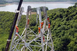 Construction de la ligne de 500 kV - circuit 3 Quang Trach-Pho Noi