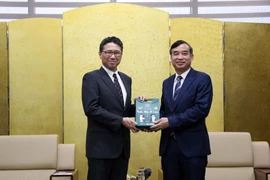 Le président du Comité populaire de la ville de Da Nang, Le Trung Trinh (droite), offre un cadeau souvenir au consul général du Japon à Da Nang, Mori Takero. Photo: VNA